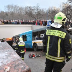 Автобус въехал в метро