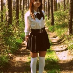 Школьница в лесу