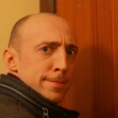 Мем по сержу у двери