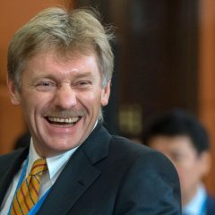 Песков смеется