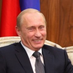 Путин смеется