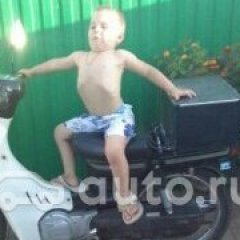 Пацан на мопеде