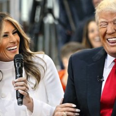 Трамп смеется с меланьей