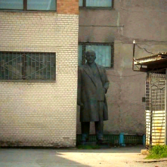 ЛЕНИН ЗА УГЛОМ ПСС ПАРЕНЬ