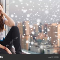 Девушка у окна