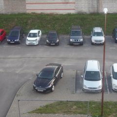 Машина на тротуаре