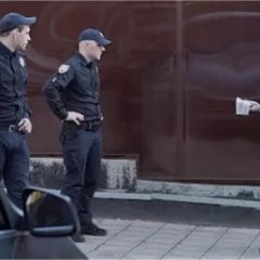 Мужик впихивает наркоту мусорам