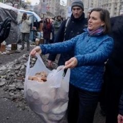 Нуланд раздает печеньки
