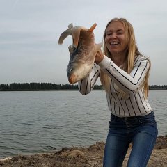 Девушки на рыбалке круто ловят рыбу
