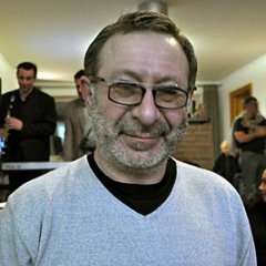 Смотри снова пристроился