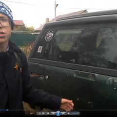 Денчик открывает багажник