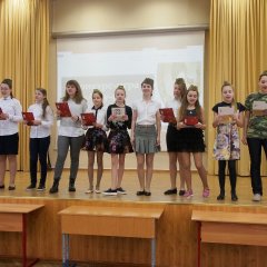 Занавес перед экраном в школе