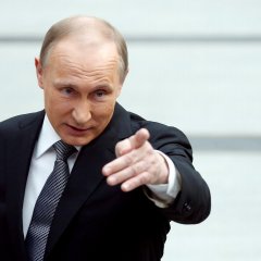 Путин указывает пальцем