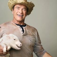Шварцнегер с лопатой