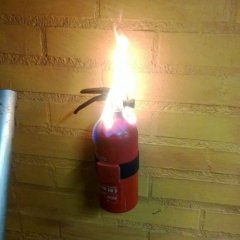 Огнетушитель горит