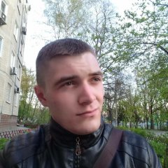 Думает
