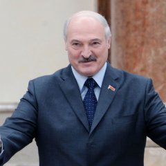 Лукашенко обнимает