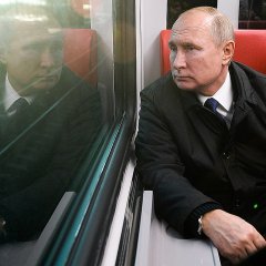 Грустный Путин в электричке