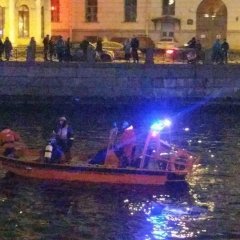 В фонтанку упал автомобиль с детьми Санкт-петербург