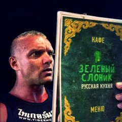 Братишка заказывает себе покушать