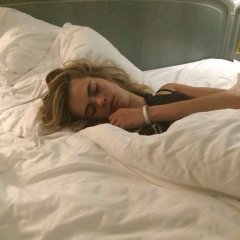 Cara Delevingne - Спит