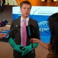 Гончаренко в перчатках
