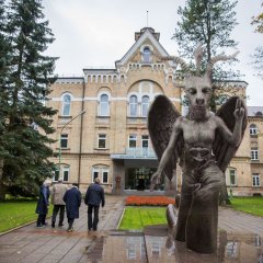 Памятник шайтану