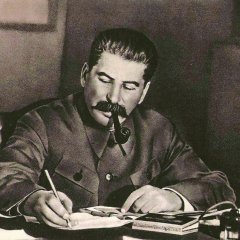 Сталин пишет указы