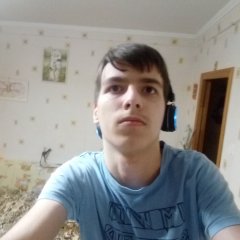 Высокий человек недалеко от дверей Март 2020