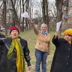 Бабки окуривают Короновирус