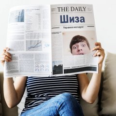 Высокий человек на заголовках газетки 2020 май