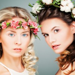 Две девушки фабричные