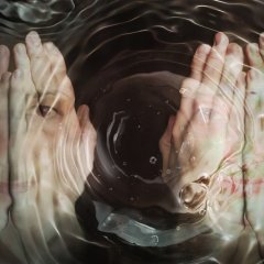 Добрые глаза отражаются в воде