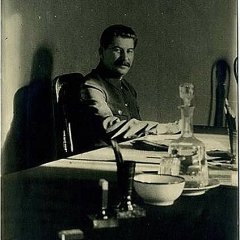 Сталин с бокалом