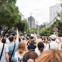 Хабаровск потоком вывалило на улицу