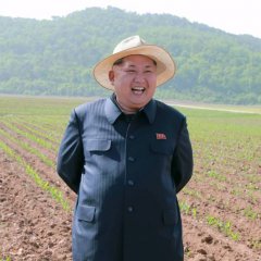 Ким Чен Ин смееться в шляпе на ферме