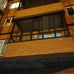 Котэ на балконе