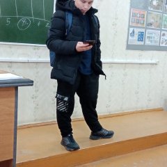 Батон с айфоном возле доски