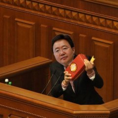 Ц Элбэгддорж в верховной раде с сыром