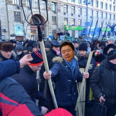 Цахиагийн Элбэгдорж раздает вила на майдане