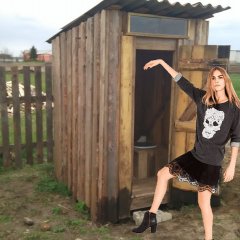Девушка возле туалета