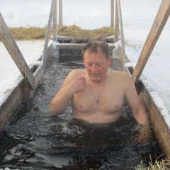 Мужик купается в ледяной купели