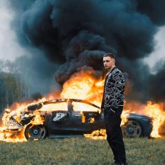 Олень сжигает Mercedes