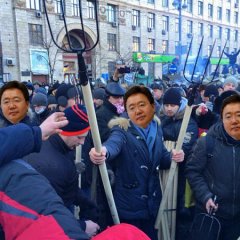 Три Цахиагийна Элбэгдоржа на майдане с вилой