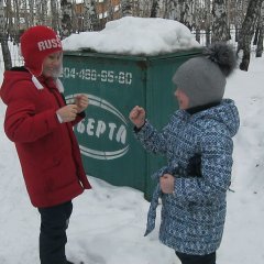 У мусорного бака