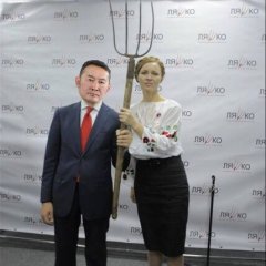 Баттулга и Шилова с вилой