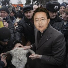 Цахиа Элбэгдорж и люди с коровой