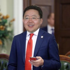 Цахиагийн Элбэгдорж в раде с телефоном
