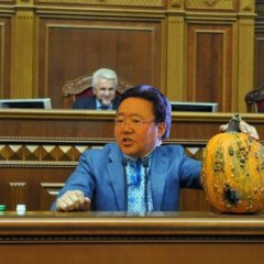 Цахиагийн Элбэгдорж в верховной раде с тыквой критикует