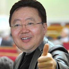 Tsakhiagiin Elbegdorj gives thumb up in Verkhovna Rada
